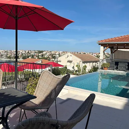 Apartamento Sea View With Heated Infinity Swimming Pool